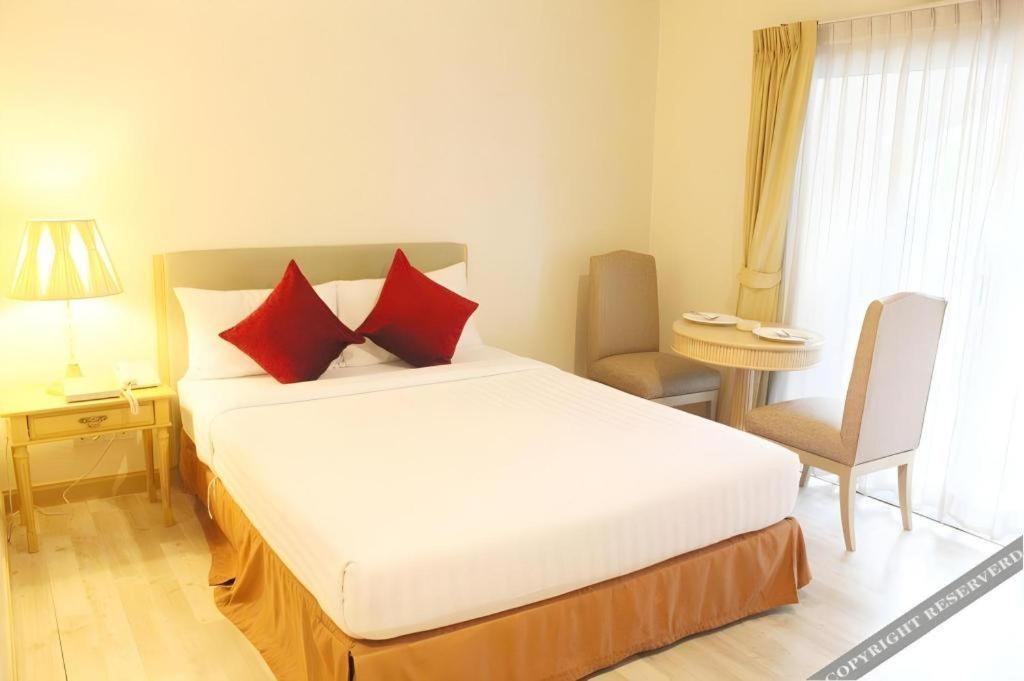 Romance Hotel Srinakarin Бангкок Экстерьер фото