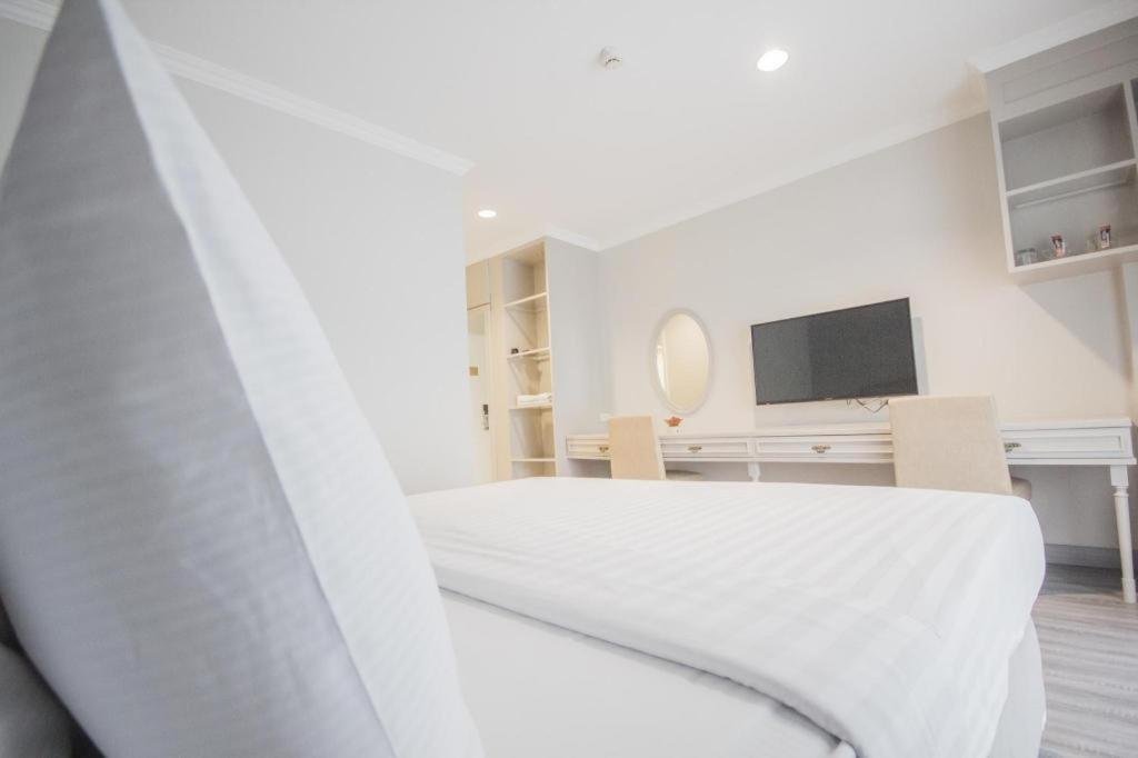 Romance Hotel Srinakarin Бангкок Экстерьер фото