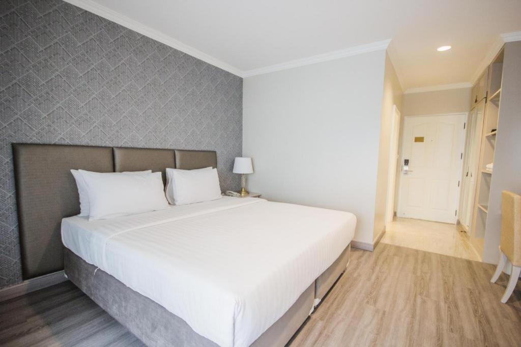 Romance Hotel Srinakarin Бангкок Экстерьер фото